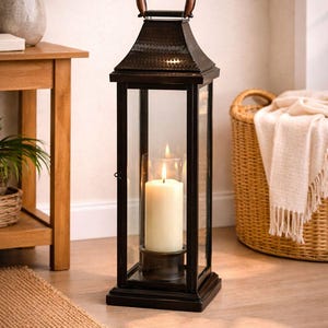 Mattschwarze Kerzenlaterne 60 cm | Moderne dekorative Laterne für drinnen und draußen | Glasscheibenlaterne für Wohnkultur