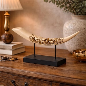 Dekorative Stoßzahn-Skulptur auf Ständer | Stammes- Elefanten-Stoßzahn inspiriert Dekor | Rustikaler Safari Home Akzent | Vintage Tischdekoration