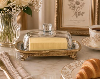 Manteigueira de vidro vintage com bandeja de metal dourado, porta-manteiga com tampa, decoração de cozinha estilo francês campestre, peça decorativa para mesa de fazenda.