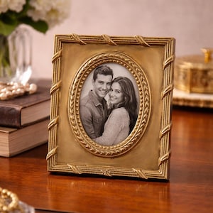 Fotoram i mässing med skulpterad kant | Dekorativ fotoram i antik finish