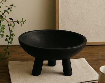 Svart piedestalskål – Handgjord dekorativ skål i massivt trä | Modern minimalistisk displayskål med fot