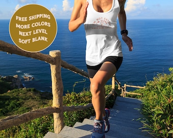 Könnte beinhalten: Ein weißes Tanktop mit dem Text "I'm not extra, I'm ultra" und einer Grafik eines Läufers. Der Text "Always going further" ist ebenfalls auf dem Tanktop enthalten.