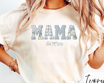 Camiseta personalizada para mamá, camiseta con el año personalizado para mamá, camiseta floral para mamá, camiseta de cuadros vichy con hortensias azules, regalo estilo cottagecore para mamá, camiseta Comfort Colors