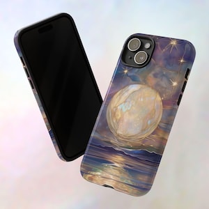 Puede incluir: Un smartphone y una funda para tel&eacute;fono con un dise&ntilde;o celestial. La funda presenta una gran luna brillante con detalles dorados, sobre un fondo de cielo estrellado en tonos de azul, morado y dorado.