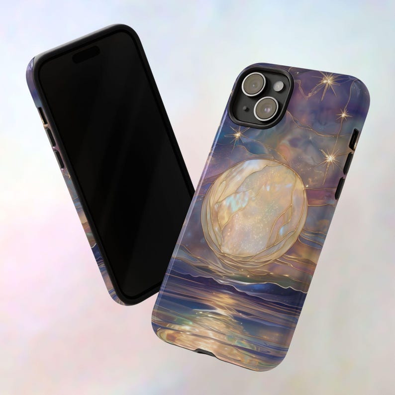 Puede incluir: Un smartphone y una funda para tel&eacute;fono con un dise&ntilde;o celestial. La funda presenta una gran luna brillante con detalles dorados, sobre un fondo de cielo estrellado en tonos de azul, morado y dorado.