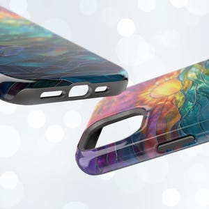 Puede incluir: Dos fundas de tel&eacute;fono coloridas con un dise&ntilde;o de vitral. Las fundas est&aacute;n hechas de un material pl&aacute;stico duro y tienen un acabado brillante.