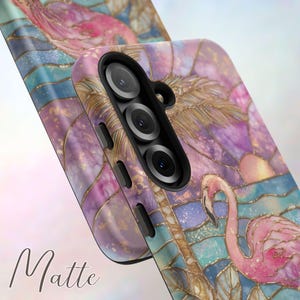 Puede incluir: Funda de tel&eacute;fono mate con un dise&ntilde;o de flamenco en tonos rosa, dorado y azul. La funda tiene un efecto de vidriera, una palmera y una puesta de sol. La palabra "Matte" est&aacute; escrita en cursiva.