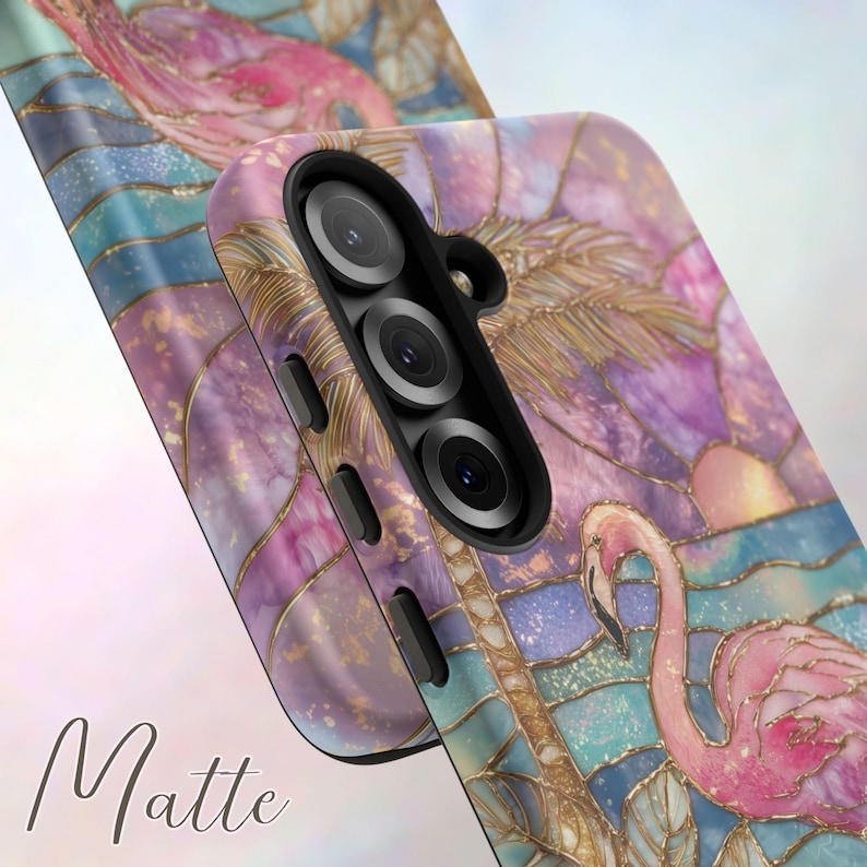 Puede incluir: Funda de tel&eacute;fono mate con un dise&ntilde;o de flamenco en tonos rosa, dorado y azul. La funda tiene un efecto de vidriera, una palmera y una puesta de sol. La palabra "Matte" est&aacute; escrita en cursiva.