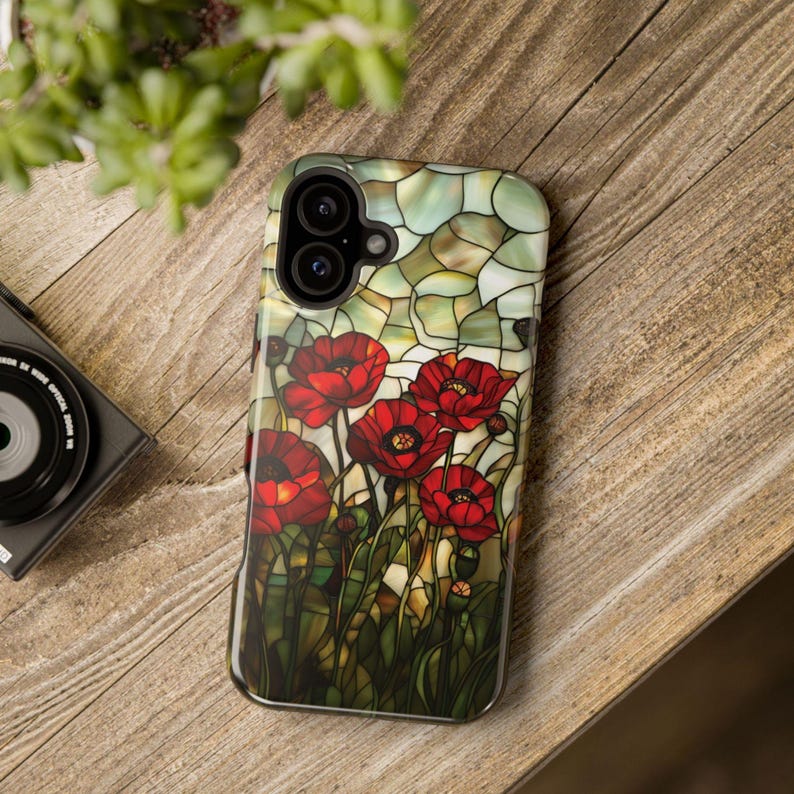 Pu&ograve; includere: Una custodia per telefono con un design a vetri colorati con papaveri rossi su uno sfondo verde.
