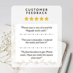 Op de afbeelding: Een afbeelding met klantfeedback op een witte achtergrond. De afbeelding bevat gouden sterren, tekst en bloemmotieven. De tekst bevat beoordelingen van telefoonhoesjes, met vermelding van de MagSafe-functie en de matte afwerking.
