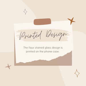 Pu&ograve; includere: Un foglietto rettangolare con il bordo inferiore strappato, che riporta il testo "Printed Design" in un carattere corsivo scuro sopra la frase "The faux stained glass design is printed on the phone case." Fissato da una linguetta marrone.