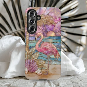 Puede incluir: Funda de tel&eacute;fono con un dise&ntilde;o de un flamenco rosa en una playa con conchas, palmeras y una puesta de sol. El dise&ntilde;o tiene un efecto de vidriera con detalles dorados y un fondo colorido de azules, morados y rosas.