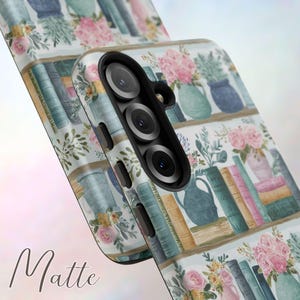 Peut inclure: Coque de t&eacute;l&eacute;phone mate avec un motif aquarelle d'une biblioth&egrave;que, avec des livres, des vases et des fleurs dans les tons de bleu, rose et vert. La coque a une finition mate et le mot "Matte" est imprim&eacute; en bas.