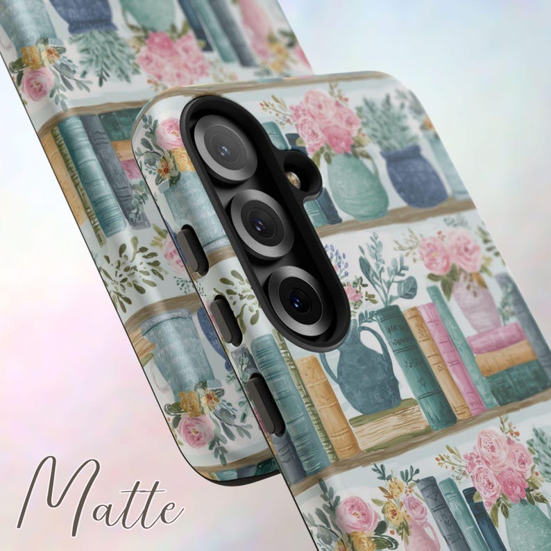 Peut inclure: Coque de t&eacute;l&eacute;phone mate avec un motif aquarelle d'une biblioth&egrave;que, avec des livres, des vases et des fleurs dans les tons de bleu, rose et vert. La coque a une finition mate et le mot "Matte" est imprim&eacute; en bas.