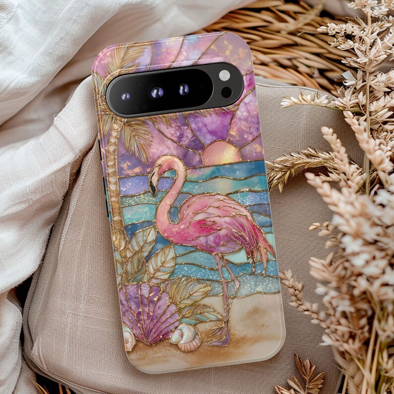 Puede incluir: Funda de tel&eacute;fono con un flamenco rosa en una playa con un atardecer. El dise&ntilde;o incorpora palmeras, conchas marinas y un efecto de vidriera en tonos rosas, morados y azules. La funda tiene un acabado brillante.