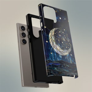 Puede incluir: Una funda para tel&eacute;fono con un dise&ntilde;o azul y dorado que presenta una luna creciente y estrellas. La funda est&aacute; hecha de un material pl&aacute;stico duro y tiene una parte posterior transparente.