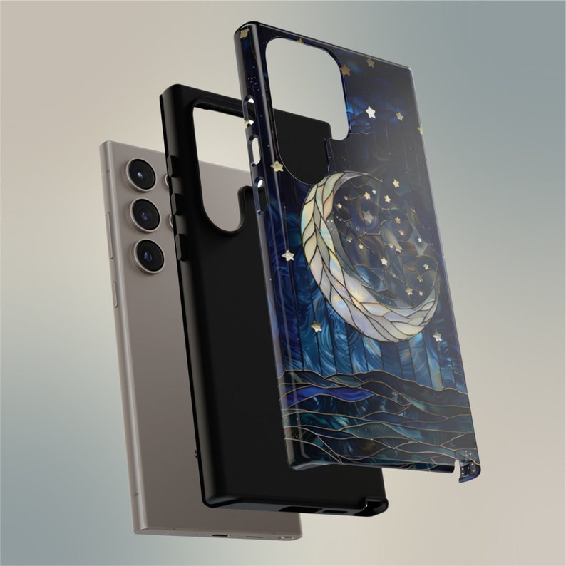Puede incluir: Una funda para tel&eacute;fono con un dise&ntilde;o azul y dorado que presenta una luna creciente y estrellas. La funda est&aacute; hecha de un material pl&aacute;stico duro y tiene una parte posterior transparente.