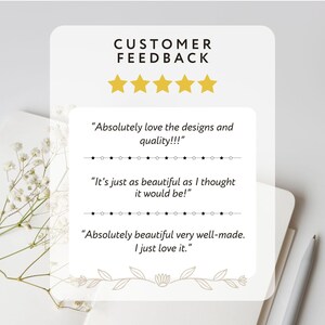 Puede incluir: Una tarjeta blanca con comentarios de clientes, estrellas doradas y texto. El texto incluye frases como "&iexcl;Me encantan los dise&ntilde;os y la calidad!" y "Absolutamente hermoso, muy bien hecho. Simplemente me encanta."