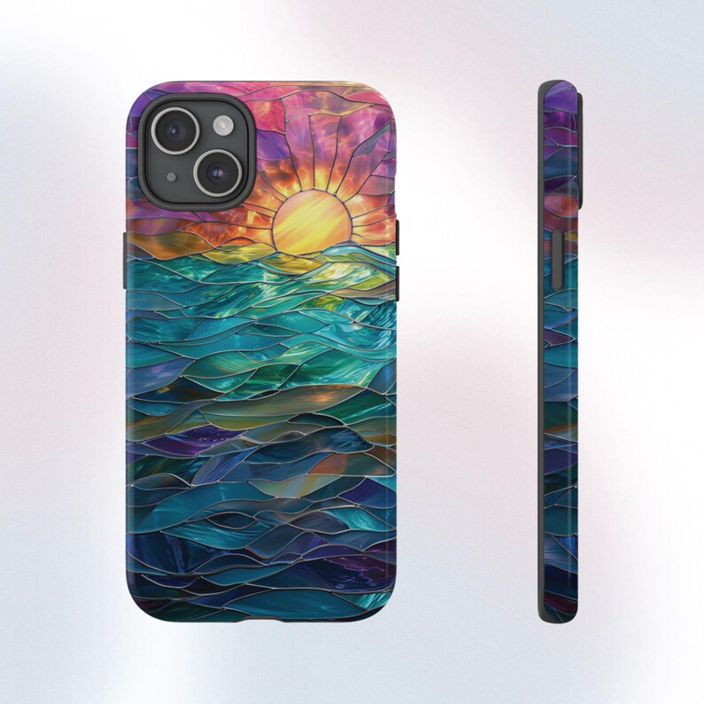 Pu&ograve; includere: Una custodia per telefono con un design a vetri colorati di un tramonto sull'oceano. I colori sono vivaci e includono viola, rosa, arancione, giallo, blu e verde.
