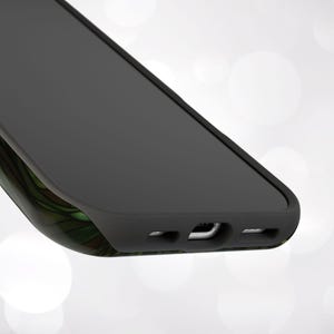 Pu&ograve; includere: Primo piano di una custodia per telefono nera con un design astratto verde e marrone. La custodia ha tagli per la porta di ricarica e gli altoparlanti.