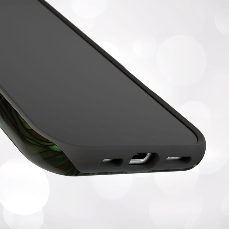 Pu&ograve; includere: Primo piano di una custodia per telefono nera con un design astratto verde e marrone. La custodia ha tagli per la porta di ricarica e gli altoparlanti.