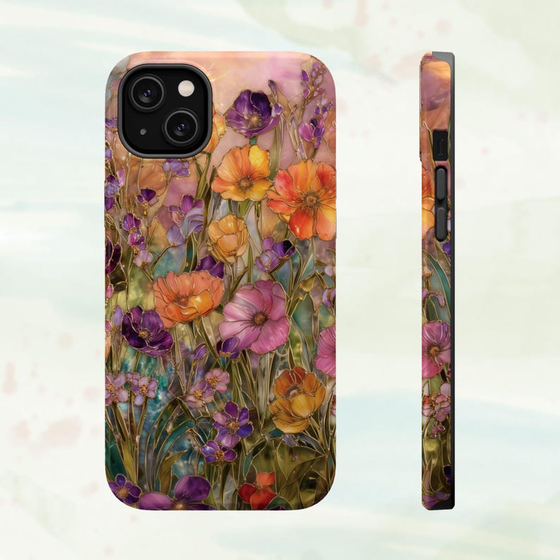 Op de afbeelding: Een telefoonhoesje met een bloemenontwerp, met een verscheidenheid aan kleurrijke bloemen. De hoes toont bloemen in tinten oranje, paars, roze en geel, tegen een zachte, aquarelachtige achtergrond. De hoes wordt van voren en van de zijkant getoond.