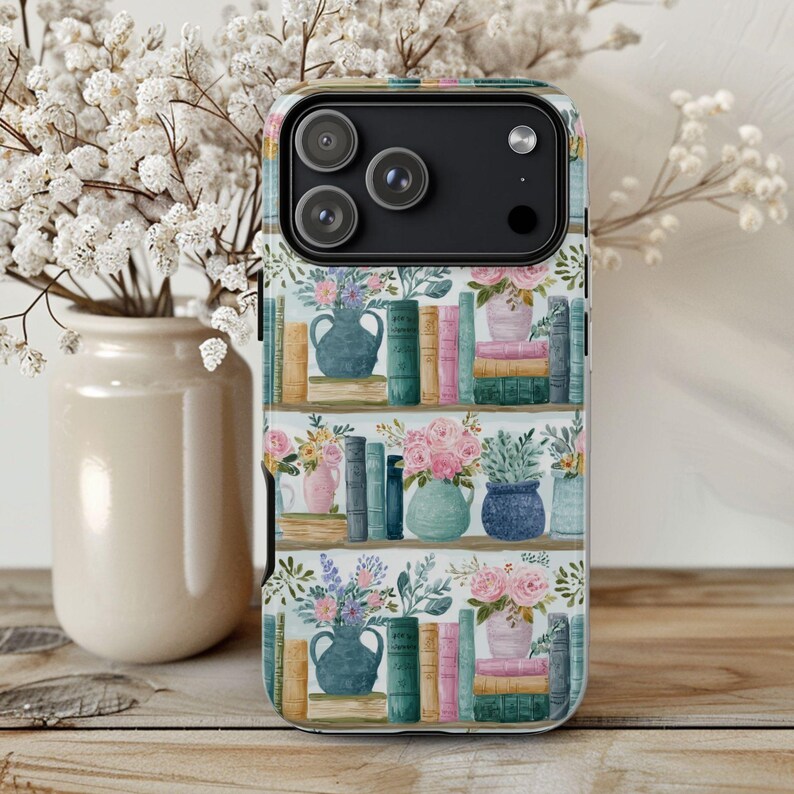 Peut inclure: Une coque de t&eacute;l&eacute;phone avec un motif aquarelle de biblioth&egrave;ques, de vases de fleurs et de piles de livres. La coque pr&eacute;sente un motif floral color&eacute; et une d&eacute;coupe pour l'appareil photo.