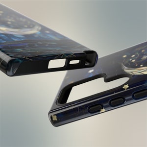 Puede incluir: Una funda de tel&eacute;fono negra con un dise&ntilde;o de galaxia. La funda tiene un borde negro y una parte posterior transparente que muestra un dise&ntilde;o de galaxia azul y dorado con estrellas y una luna creciente.