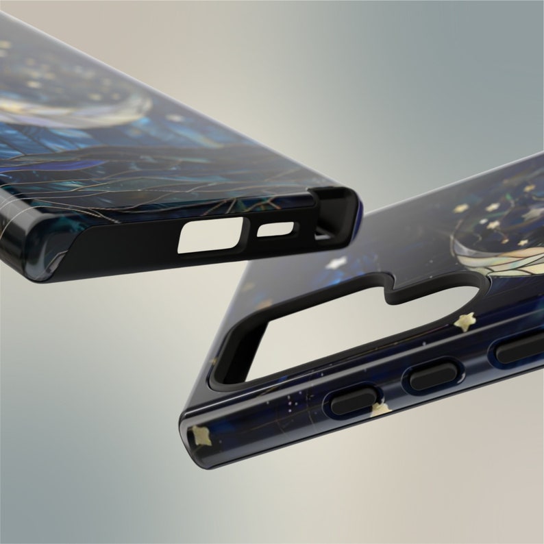 Puede incluir: Una funda de tel&eacute;fono negra con un dise&ntilde;o de galaxia. La funda tiene un borde negro y una parte posterior transparente que muestra un dise&ntilde;o de galaxia azul y dorado con estrellas y una luna creciente.