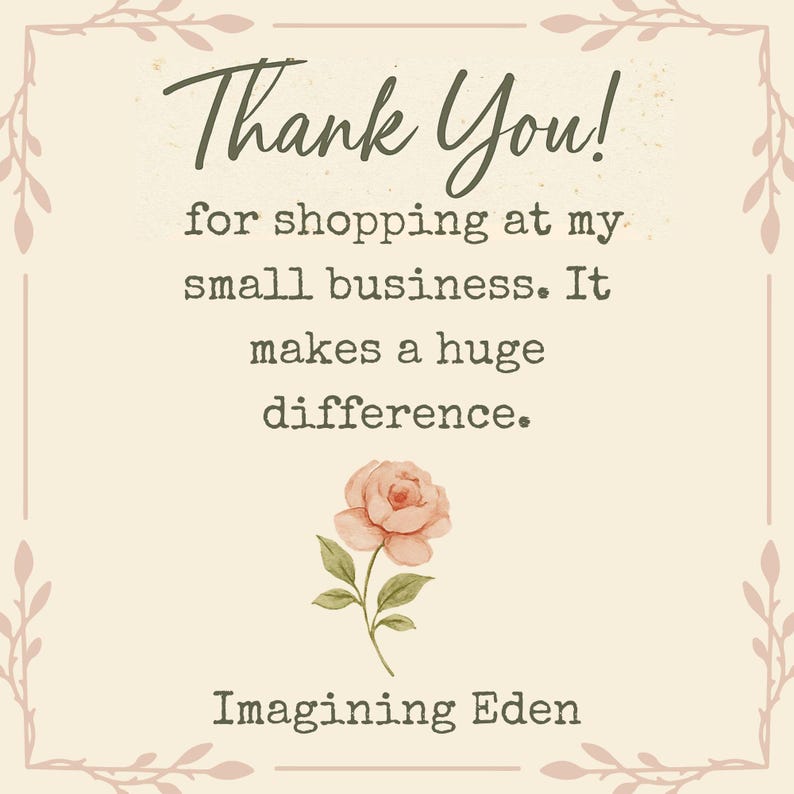 Pu&ograve; includere: Un biglietto quadrato con sfondo color crema e un bordo sottile con motivi a foglie. Il testo recita: Thank You! for shopping at my small business. It makes a huge difference. Un'illustrazione di una rosa rosa &egrave; centrata, con Imagining Eden sotto.