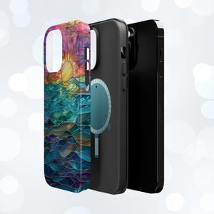 Puede incluir: Una funda de tel&eacute;fono colorida con un dise&ntilde;o de vitral de una puesta de sol sobre el oc&eacute;ano. La funda es negra y tiene un soporte de anillo incorporado.