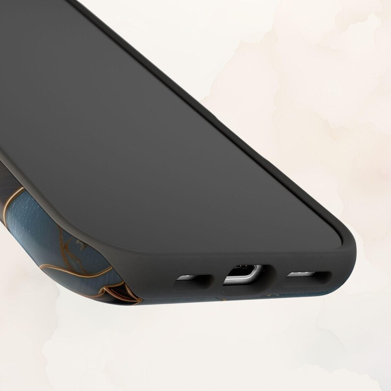 Pu&ograve; includere: Una custodia per smartphone nera con finitura opaca e un motivo in marmo blu scuro con sottili venature dorate. Il bordo inferiore della custodia presenta ritagli precisi per la porta di ricarica e gli altoparlanti, dal design funzionale.