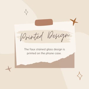 Puede incluir: Fondo beige con elementos decorativos y texto. Las palabras "Printed Design" est&aacute;n escritas en cursiva. El texto de abajo dice: "El dise&ntilde;o de vidriera falsa est&aacute; impreso en la funda del tel&eacute;fono". La imagen tiene un efecto de papel rasgado.
