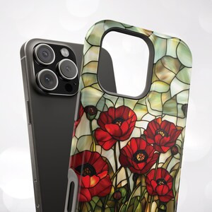 Pu&ograve; includere: Una custodia per telefono con un design a vetri colorati con papaveri rossi su uno sfondo verde e bianco.