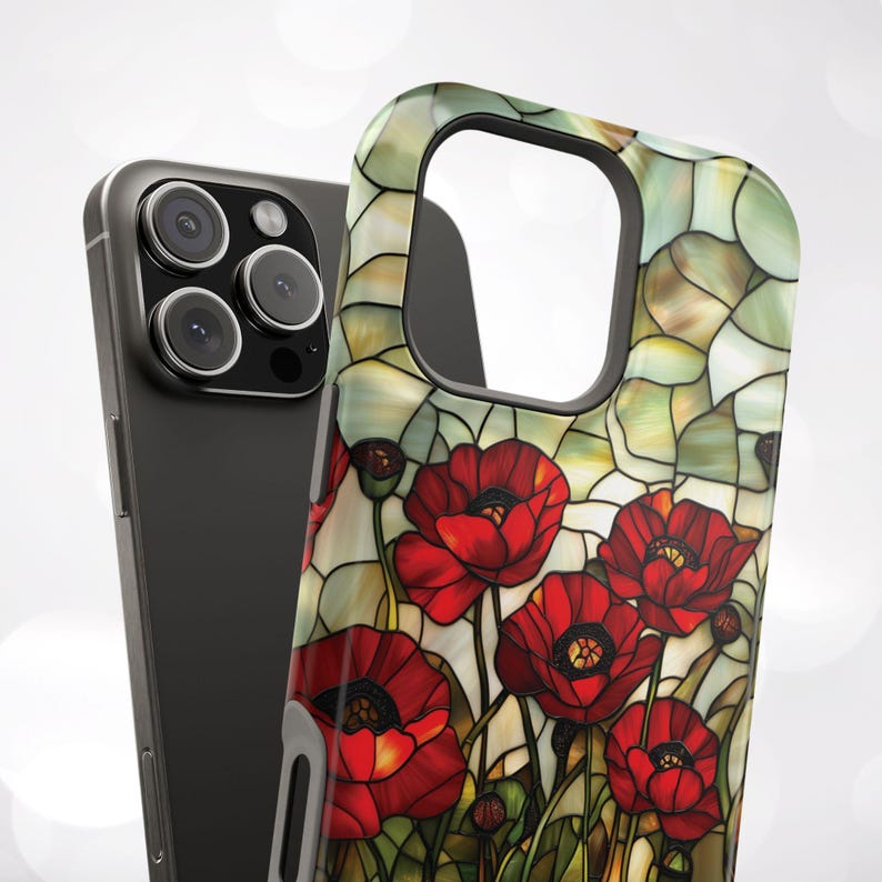 Pu&ograve; includere: Una custodia per telefono con un design a vetri colorati con papaveri rossi su uno sfondo verde e bianco.
