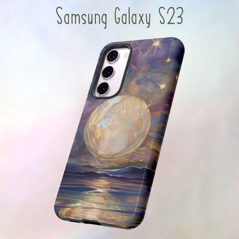Puede incluir: Una funda para tel&eacute;fono Samsung Galaxy S23 con un dise&ntilde;o celestial. La funda presenta un gran orbe brillante, estrellas y una escena de agua reflectante en tonos de azul, dorado y morado. El texto "Samsung Galaxy S23" est&aacute; en la parte superior.