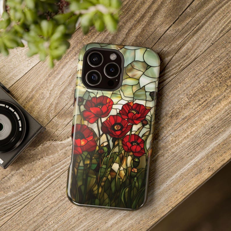 Pu&ograve; includere: Una custodia per telefono con un design in vetro colorato con papaveri rossi e foglie verdi. La custodia ha un ritaglio per la fotocamera del telefono.