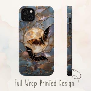 Pu&ograve; includere: Una custodia per telefono con un design in stile vetrata che mostra due pipistrelli neri che volano davanti a una grande luna luminosa. Lo sfondo &egrave; composto da nuvole blu e grigie iridescenti con contorni dorati e piccole stelle. Design stampato.