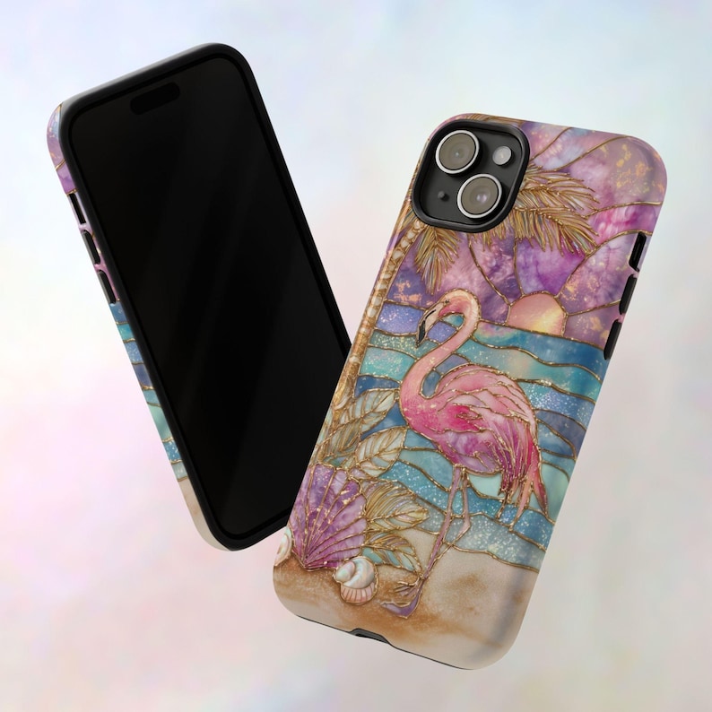 Puede incluir: Funda de tel&eacute;fono con un flamenco rosa en una playa con conchas, palmeras y un atardecer. El dise&ntilde;o tiene un efecto de vidriera con detalles dorados y un borde negro. Se muestra un smartphone negro al lado.