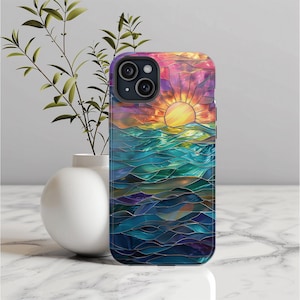 Puede incluir: Una funda de tel&eacute;fono colorida con un dise&ntilde;o de vitral de una puesta de sol sobre el oc&eacute;ano. La funda presenta una vibrante gama de colores azul, verde, morado y naranja.