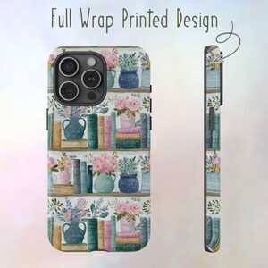 Peut inclure: Coque de t&eacute;l&eacute;phone avec un motif imprim&eacute; int&eacute;gral. La coque pr&eacute;sente un motif aquarelle d'&eacute;tag&egrave;res avec des vases de fleurs et des piles de livres. Le texte "Full Wrap Printed Design" est en haut de l'image.
