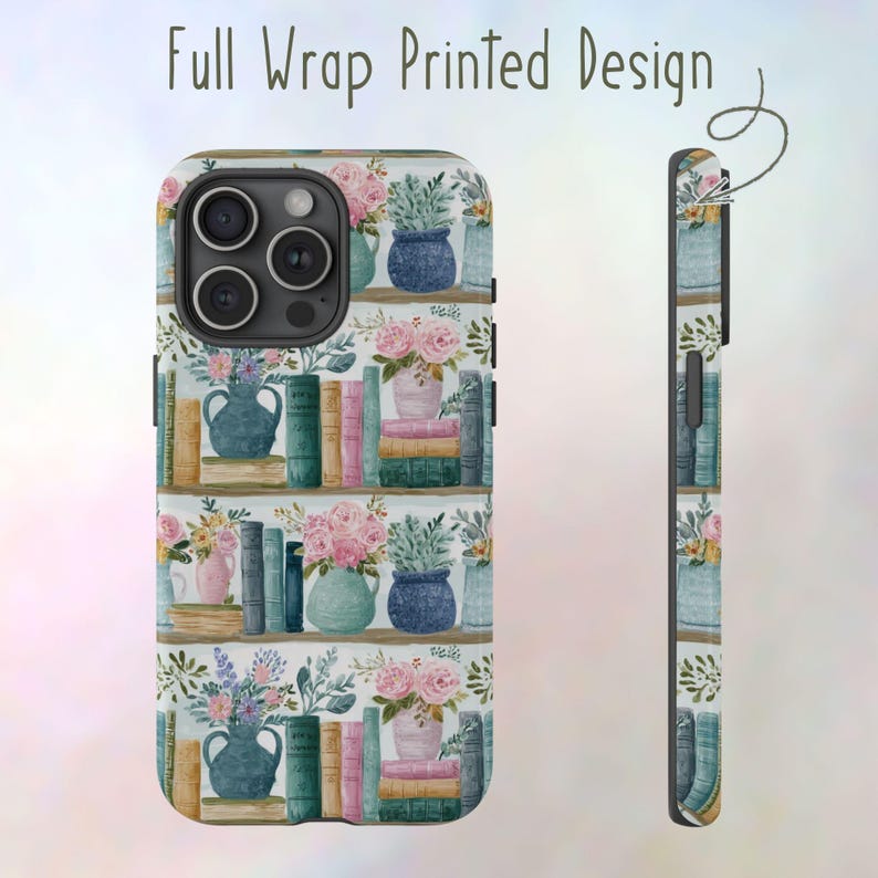 Peut inclure: Coque de t&eacute;l&eacute;phone avec un motif imprim&eacute; int&eacute;gral. La coque pr&eacute;sente un motif aquarelle d'&eacute;tag&egrave;res avec des vases de fleurs et des piles de livres. Le texte "Full Wrap Printed Design" est en haut de l'image.