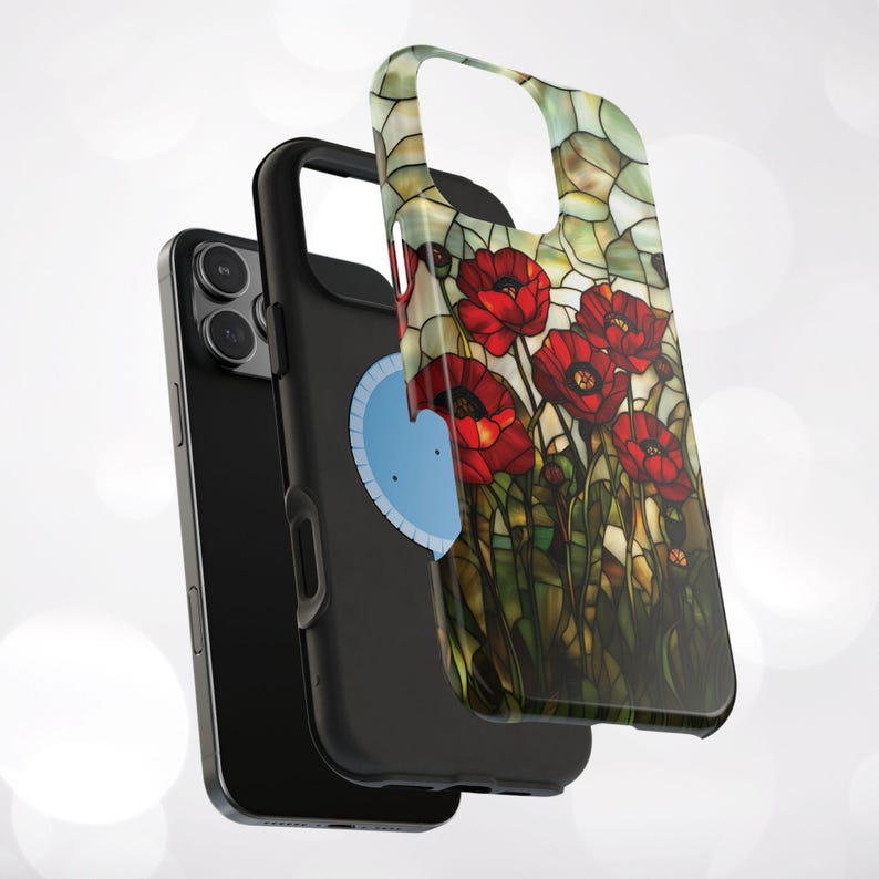 Pu&ograve; includere: Una custodia per telefono nera con un design a vetri colorati con papaveri rossi su sfondo verde. La custodia ha un cerchio blu chiaro sul retro.