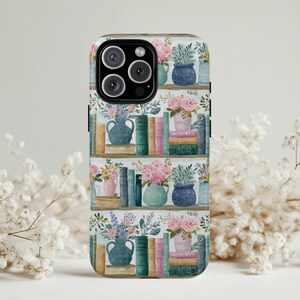 Peut inclure: Coque de t&eacute;l&eacute;phone avec un motif aquarelle de biblioth&egrave;ques, de livres et de compositions florales dans des vases. La coque a une finition brillante et un design protecteur.