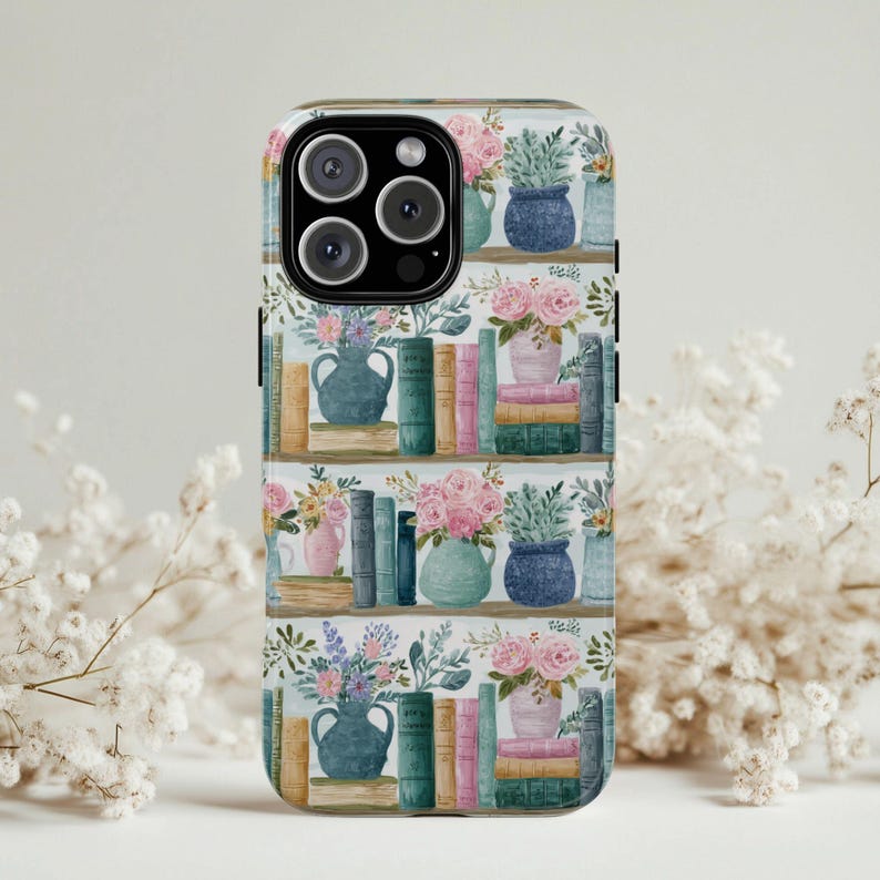 Peut inclure: Coque de t&eacute;l&eacute;phone avec un motif aquarelle de biblioth&egrave;ques, de livres et de compositions florales dans des vases. La coque a une finition brillante et un design protecteur.