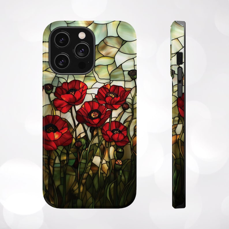 Pu&ograve; includere: Una custodia per telefono con un design a vetri colorati con papaveri rossi su uno sfondo verde.