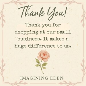 Op de afbeelding: Een beige kaart met de woorden "Thank You!" in een scriptlettertype. De tekst "Thank you for shopping at our small business. It makes a huge difference to us." staat eronder. In het midden staat een aquarelroos. De shopnaam "IMAGINING EDEN" staat onderaan.
