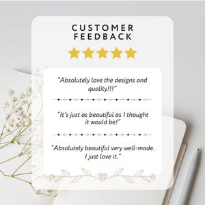 Puede incluir: Una tarjeta blanca con comentarios de clientes, estrellas doradas y texto. El texto incluye frases como "&iexcl;Me encantan los dise&ntilde;os y la calidad!" y "Absolutamente hermoso, muy bien hecho. Me encanta."