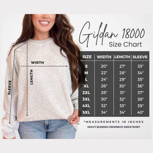 Op de afbeelding: Maattabel voor Gildan 18000 heavy blended crewneck sweatshirt. De tabel toont de afmetingen in inches voor breedte, lengte en mouwlengte voor maten S tot en met 5XL.