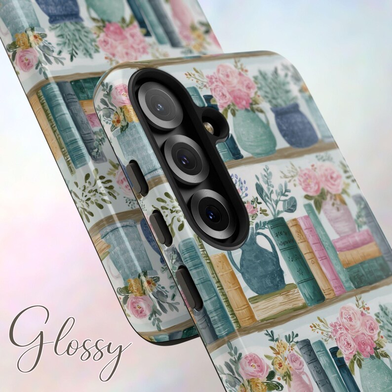 Peut inclure: Coque de t&eacute;l&eacute;phone brillante avec un motif aquarelle d'une biblioth&egrave;que avec des livres, des fleurs et des vases. Le bo&icirc;tier a un fond blanc avec un motif r&eacute;p&eacute;titif. Le mot "Glossy" est &eacute;crit en cursive.